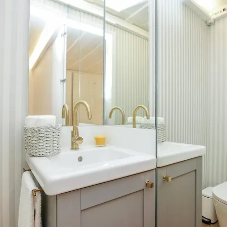 Appartamento Golden Cage Chiado - Charm Historic And Cozy Lisbona